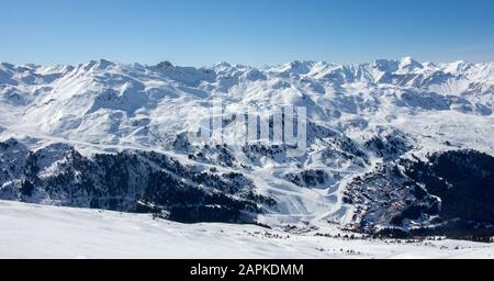 Méribel mottaret vue panoramique sur la vallée du soleil paysage de montagne enneigé France alpes 3 vallées Banque D'Images