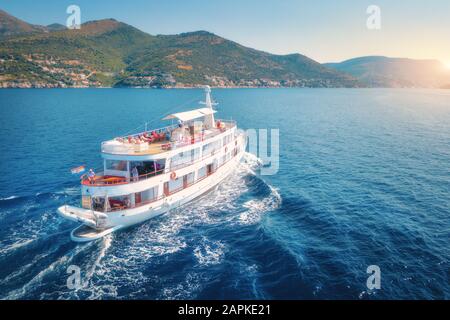 Vue aérienne de yachts et bateaux sur la côte de la mer tropicale en été Banque D'Images