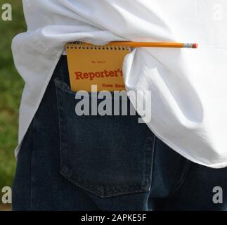 Caledonia, Wisconsin, États-Unis. 19 août 2019. Pour de nombreux journalistes de journaux de longue date, un ordinateur portable et un crayon sont des outils aussi importants qu'un smartphone. Jesse GARZA du Milwaukee Journal Sentinel en a un dans sa poche arrière lundi 19 août 2019 lorsqu'il positionne son smartphone sur le podium avant une conférence de presse sur un tir mortel de police dans le village de Caledonia, Wisconsin Credit: Mark Hertzberg/ZUMA Wire/Alay Live News Banque D'Images