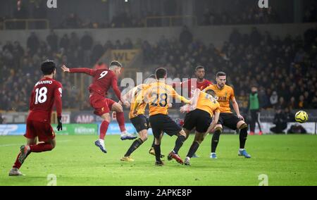 Roberto Firmino de Liverpool (deuxième à gauche) obtient le deuxième but du match de son côté lors du match de la Premier League à Molineux, Wolverhampton. Banque D'Images