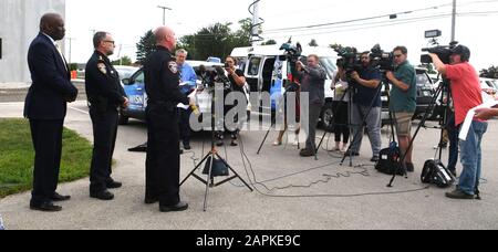 Nouvelle-calédonie, Wisconsin, USA. Août 19, 2019. LT. GARY Larsen de la Nouvelle-Calédonie Ministère de la police, à droite, des mémoires aux journalistes lundi 19 août 2019 après Jared Nelson, 38 ans, a été tué fin dimanche après-midi par un village de Nouvelle-Calédonie, (Wisconsin) agent de police. Nelson a été tué après leur sortie d'une maison où il aurait été pendant plusieurs jours à l'insu du propriétaire qui était en vacances. Il a été tué après avoir été attaquer le dirigeant une 'arme'', lui donnant une 'sérieux'' plaie à la tête. Selon un voisin qui a vu la vidéo de l'intérieur de l'homme Banque D'Images