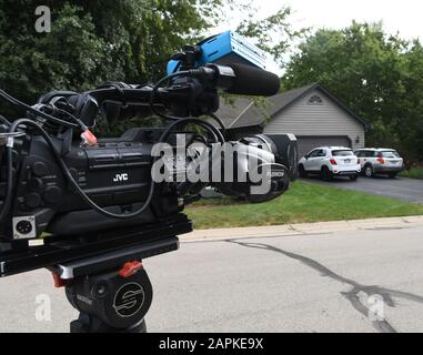 Nouvelle-calédonie, Wisconsin, USA. Août 19, 2019. Une équipe de télévision est montré lundi 19 août 2019 en face de la maison où Jared Nelson, 38 ans, a été tué fin dimanche après-midi par un village de Nouvelle-Calédonie, (Wisconsin) agent de police après leur sortie d'une maison où il aurait été pendant plusieurs jours à l'insu du propriétaire qui était en vacances. Il a été tué après avoir été attaquer le dirigeant une 'arme ', lui donnant une grave blessure à la tête. Selon un voisin qui a vu la vidéo de l'homme à l'intérieur de la maison, Nelson a été découvert là quand l'h Banque D'Images