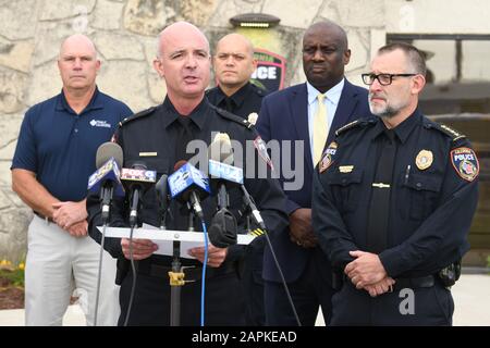 Nouvelle-calédonie, Wisconsin, USA. Août 19, 2019. LT. GARY Larsen de la Nouvelle-Calédonie Ministère de la police Lundi 19 août reporters mémoires, 2019 après Jared Nelson, 38 ans, a été tué fin dimanche après-midi par un village de Nouvelle-Calédonie, (Wisconsin) agent de police. Nelson a été tué après leur sortie d'une maison où il aurait été pendant plusieurs jours à l'insu du propriétaire qui était en vacances. Il a été tué après avoir été attaquer le dirigeant une 'arme'', lui donnant une 'sérieux'' plaie à la tête. Selon un voisin qui a vu la vidéo de l'homme à l'intérieur de la maison, N Banque D'Images