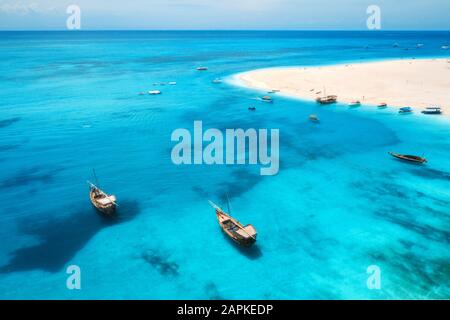 Vue aérienne de bateaux sur la côte de la mer tropical avec plage de sable Banque D'Images