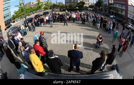 20 juin 2019 - Racine, Wisconsin, États-Unis - La Racine (Wisconsin) Interfaith Coalition (RIC), a tenu un rassemblement sur la place du Monument de la paix dans le cœur du centre-ville de Racine jeudi soir 20 juin 2019 après six morts violentes dans la Communauté au cours des dernières semaines. La mort : la mort par balle de Tyrese Ouest, 18, par un village de Mount Pleasant policier tôt le samedi et le meurtre de Racine Agent de police John Hetland qui n'était pas en devoir lorsqu'il a essayé d'arrêter un voleur armé de voler le bar et restaurant. D'autres décès inclus la violence domestique les décès. (Crédit Image : © Mark Hébert Banque D'Images