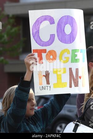 20 juin 2019 - Racine, Wisconsin, USA - ROBERT SCHERER, 13 ans, est titulaire d'un signe en tant que la Racine (Wisconsin) Interfaith Coalition (RIC), a tenu un rassemblement sur la place du Monument de la paix dans le cœur du centre-ville de Racine jeudi soir 20 juin 2019 après six morts violentes dans la Communauté au cours des dernières semaines. La mort : la mort par balle de Tyrese Ouest, 18, par un village de Mount Pleasant policier tôt le samedi et le meurtre de Racine Agent de police John Hetland qui n'était pas en devoir lorsqu'il a essayé d'arrêter un voleur armé de voler le bar et restaurant. D'autres décès liés à la violence domestique inclus Banque D'Images