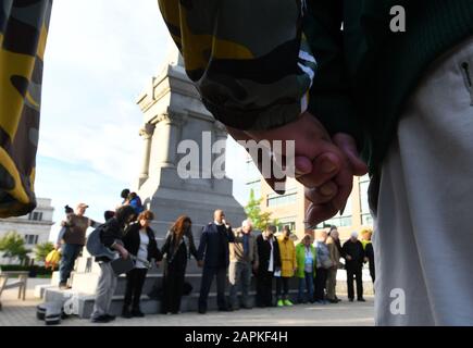 20 juin 2019 - Racine, Wisconsin, États-Unis - La Racine (Wisconsin) Interfaith Coalition (RIC), a tenu un rassemblement sur la place du Monument de la paix dans le cœur du centre-ville de Racine jeudi soir 20 juin 2019 après six morts violentes dans la Communauté au cours des dernières semaines. La mort : la mort par balle de Tyrese Ouest, 18, par un village de Mount Pleasant policier tôt le samedi et le meurtre de Racine Agent de police John Hetland qui n'était pas en devoir lorsqu'il a essayé d'arrêter un voleur armé de voler le bar et restaurant. D'autres décès inclus la violence domestique les décès. (Crédit Image : © Mark Hébert Banque D'Images