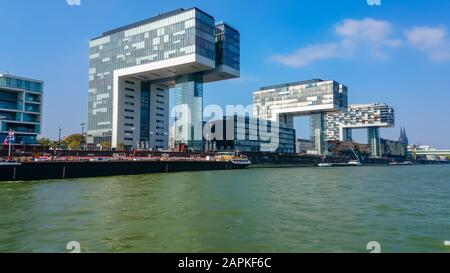 Le port du Rhin à Cologne avec la grue bâtiments maisons Banque D'Images