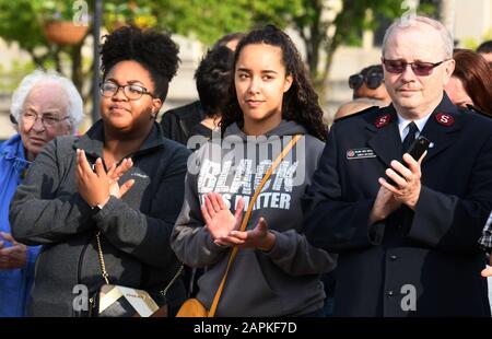 20 juin 2019 - Racine, Wisconsin, États-Unis - La Racine (Wisconsin) Interfaith Coalition (RIC), a tenu un rassemblement sur la place du Monument de la paix dans le cœur du centre-ville de Racine jeudi soir 20 juin 2019 après six morts violentes dans la Communauté au cours des dernières semaines. La mort : la mort par balle de Tyrese Ouest, 18, par un village de Mount Pleasant policier tôt le samedi et le meurtre de Racine Agent de police John Hetland qui n'était pas en devoir lorsqu'il a essayé d'arrêter un voleur armé de voler le bar et restaurant. D'autres décès inclus la violence domestique les décès. (Crédit Image : © Mark Hébert Banque D'Images