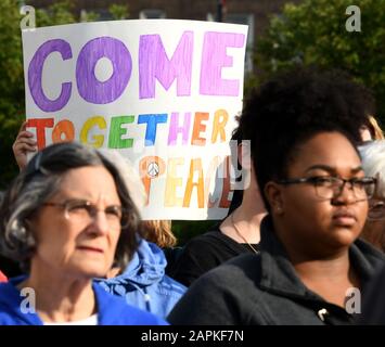 20 juin 2019 - Racine, Wisconsin, USA - ROBERT SCHERER, 13 ans, est titulaire d'un signe en tant que la Racine (Wisconsin) Interfaith Coalition (RIC), a tenu un rassemblement sur la place du Monument de la paix dans le cœur du centre-ville de Racine jeudi soir 20 juin 2019 après six morts violentes dans la Communauté au cours des dernières semaines. La mort : la mort par balle de Tyrese Ouest, 18, par un village de Mount Pleasant policier tôt le samedi et le meurtre de Racine Agent de police John Hetland qui n'était pas en devoir lorsqu'il a essayé d'arrêter un voleur armé de voler le bar et restaurant. D'autres décès liés à la violence domestique inclus Banque D'Images