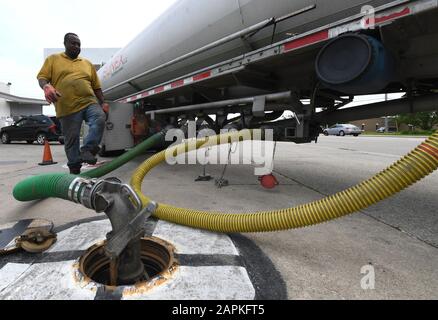 Racine, Wisconsin, USA. 15 Juin, 2019. LYRONZO HALL offre un chargement d'essence de Tampa à la station Petro MJ à Racine, Wisconsin Samedi 15 Juin, 2019. Bien que l'essence, les prix sont plus bas au cours des derniers jours, le prix du pétrole pourrait avoir un impact négatif sur les prix de l'essence à entre l'Iran et les États-Unis. Credit : Mark Hertzberg/ZUMA/Alamy Fil Live News Banque D'Images