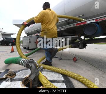 Racine, Wisconsin, USA. 15 Juin, 2019. LYRONZO HALL offre un chargement d'essence de Tampa à la station Petro MJ à Racine, Wisconsin Samedi 15 Juin, 2019. Bien que l'essence, les prix sont plus bas au cours des derniers jours, le prix du pétrole pourrait avoir un impact négatif sur les prix de l'essence à entre l'Iran et les États-Unis. Credit : Mark Hertzberg/ZUMA/Alamy Fil Live News Banque D'Images