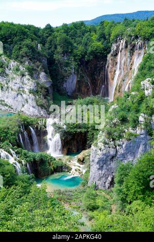 Les touristes explorent les allées en bois autour de Veliki Slap, la plus haute cascade du parc national des lacs de Plitvice en Croatie Banque D'Images