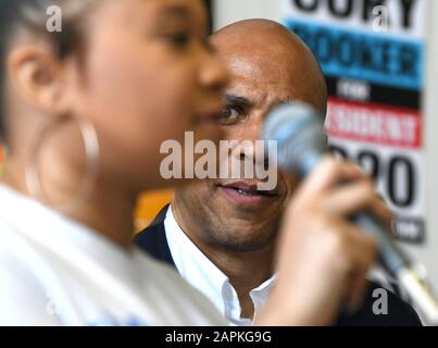 Milwaukee, Wisconsin, États-Unis. Apr 23, 2019. New Jersey CORY Booker, un sénateur candidat à la nomination présidentielle Démocrate de 2020, à l'écoute des experts TATIANA WASHINGTON, 18, comme il dirige une discussion sur la violence par arme à feu au Café vous fait un café noir à Milwaukee, Wisconsin, le mardi 23 avril 2019. Credit : Mark Hertzberg/ZUMA/Alamy Fil Live News Banque D'Images