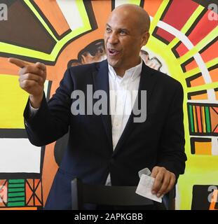 Milwaukee, Wisconsin, États-Unis. Apr 23, 2019. New Jersey CORY Booker, un sénateur candidat à la nomination présidentielle Démocrate de 2020, mène une discussion sur la violence par arme à feu au Café vous fait un café noir à Milwaukee, Wisconsin, le mardi 23 avril 2019. Credit : Mark Hertzberg/ZUMA/Alamy Fil Live News Banque D'Images