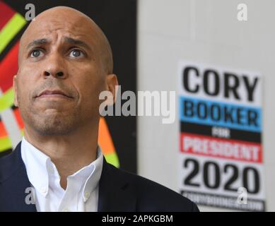 Milwaukee, Wisconsin, États-Unis. Apr 23, 2019. New Jersey CORY Booker, un sénateur candidat à la nomination présidentielle Démocrate de 2020, est mis en avant qu'il mène une discussion sur la violence par arme à feu au Café vous fait Black coffee shop. Credit : Mark Hertzberg/ZUMA/Alamy Fil Live News Banque D'Images