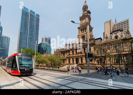 Sydney, Australie - 7 Décembre 2019 : Le Train Léger Circule Le Long De George Street JusQu'À Circular Quay, Sydney Cbd, Nouvelle-Galles Du Sud, Australie. Banque D'Images