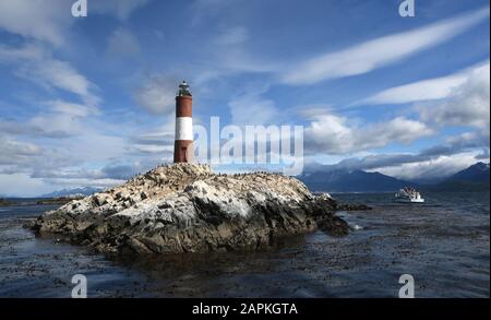 Ushuaia, Argentine. 4 mars 2019. Le phare les Eclaireurs dans la Manche Beagle à l'est d'Ushuaia, en Argentine le lundi 4 mars 2019 est une destination touristique populaire. Ushuaia, la ville la plus au sud du monde, est le point de départ de nombreuses expéditions à Antartica. Il est délimité par la chaîne de montagnes de la Martial et le canal de Beagle. Les cargos commerciaux, les navires de croisière de passagers et les navires d'excursion d'une journée amarrent dans le port. Crédit: Mark Hertzberg/Zuma Wire/Alay Live News Banque D'Images