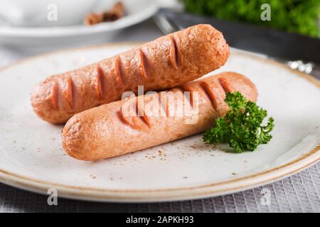 Saucisses grillées sur une plaque. Banque D'Images