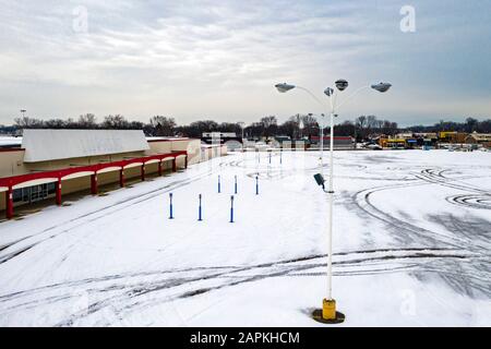 St clair Shores, Michigan - un parking vide dans un KMart fermé dans la banlieue de Detroit, l'un des nombreux grands magasins qui ont fermé sous la concurrence Banque D'Images