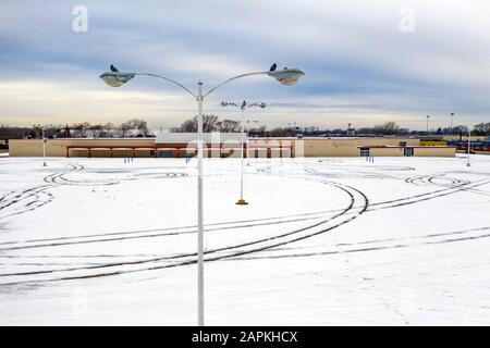 St clair Shores, Michigan - Pigeons perch sur des poteaux lumineux dans un parking vide à un KMart fermé dans la banlieue de Detroit, l'un des nombreux grands magasins de boîtes de tha Banque D'Images