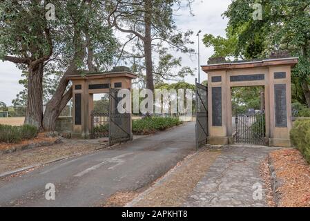 Les portes commémoratives de la première Guerre mondiale du Parc commémoratif Des Soldats, dans la banlieue de Lindfield à Sydney, ont été érigées en 1922 et conçues par Henry Lockley Banque D'Images