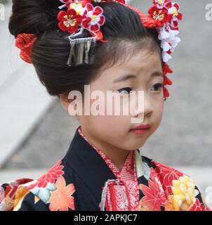 Tokyo, Japon. 14 novembre 2018. Une jeune fille japonaise est vêtue de la traditionnelle cérémonie de passage de Shichi-Go-San au sanctuaire de Shinto de Yasukuni Jinja à Tokyo, Japon, mercredi 14 novembre 2018. Crédit: Mark Hertzberg/Zuma Wire/Alay Live News Banque D'Images