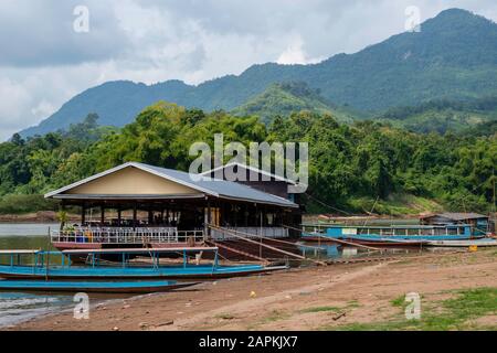 Image pour le village de Pak Ou, sur le Mékong, en face des célèbres grottes de Pak Ou, au Laos. Banque D'Images