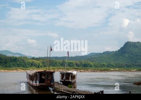 Image des bateaux de ferry amarrés sur le Mékong dans les célèbres grottes de Pak Ou, au Laos. Banque D'Images