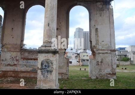 La Havane, Cuba. 25 février 2016. L'hôtel Meliá Cohiba cinq étoiles se dresse dans le quartier de la Havane, Cuba, le 25 février 2016. La chaîne hôtelière espagnole est la cible possible d'un procès intenté par la famille qui possédait auparavant ce qui est maintenant un hôtel Meliá dans la ville de Cienfuegos. La poursuite serait fondée sur la décision de Trump d'activer le titre III de la loi Burton-Helms à partir du jeudi 2 mai 2019. Il permet des poursuites contre des entités opérant dans des biens expropriés par le gouvernement cubain après la révolution de 1959. (Image De Crédit : © Mark Hertzber Banque D'Images