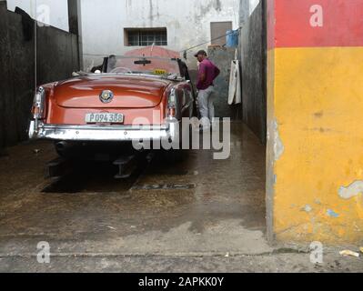 La Havane, Cuba. 25 février 2016. Un chauffeur de taxi lave sa voiture américaine au début des années 1950 dans une station de service à la Havane, Cuba, le 25 février 2016. Il y a des craintes à Cuba d'une nouvelle crise économique précipitée par l'évolution de la situation au Venezuela et par de nouvelles lignes directrices émises par l'administration Trump. Crédit: Mark Hertzberg/Zuma Wire/Alay Live News Banque D'Images