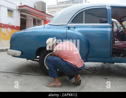 La Havane, Cuba. 25 février 2016. Un automobiliste travaille sur son automobile Chevrolet au début des années 1950 à une station de service à la Havane, Cuba, le 25 février 2016. Il y a des craintes à Cuba d'une nouvelle crise économique précipitée par l'évolution de la situation au Venezuela et par de nouvelles lignes directrices émises par l'administration Trump. Crédit: Mark Hertzberg/Zuma Wire/Alay Live News Banque D'Images