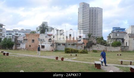 La Havane, Cuba. 25 février 2016. Un hôtel cinq étoiles s'élève à l'arrière-plan d'un quartier à la Havane, Cuba le 25 février 2016. Il y a des craintes à Cuba d'une nouvelle crise économique précipitée par l'évolution de la situation au Venezuela et par de nouvelles lignes directrices émises par l'administration Trump, y compris des restrictions sur les voyages. Crédit: Mark Hertzberg/Zuma Wire/Alay Live News Banque D'Images