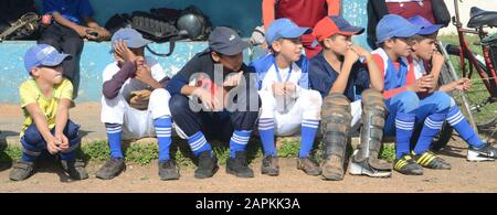 Camaguey, Cuba. 20 février 2016. Les enfants pratiquent le baseball à Camaguey, Cuba, le 20 février 2016. Il y a des craintes à Cuba d'une nouvelle crise économique précipitée par l'évolution de la situation au Venezuela et par de nouvelles lignes directrices émises par l'administration Trump. Crédit: Mark Hertzberg/Zuma Wire/Alay Live News Banque D'Images