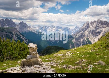 Vue sur Plätzwiese, Strudelkopf et Les Trois pics du Tyrol du Sud Banque D'Images