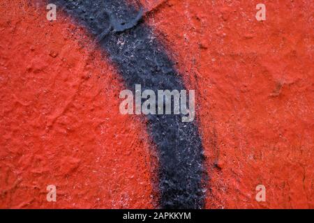 Texture abstraite de la ligne rouge et noire sur le mur. Contexte. Banque D'Images