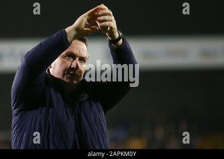 Birkenhead, Royaume-Uni. 23 janvier 2020. Micky Mellon, responsable de Tranmere Rovers, applaudit les fans. The Emirates FA Cup, 3ème match de replay, Tranmere Rovers / Watford à Prenton Park, Birkenhead, Wirral le jeudi 23 janvier 2020. Cette image ne peut être utilisée qu'à des fins éditoriales. Utilisation éditoriale uniquement, licence requise pour une utilisation commerciale. Aucune utilisation dans les Paris, les jeux ou une seule édition de club/ligue/joueur.pic par Chris Stading/Andrew Orchard sports photographie/Alay Live News crédit: Andrew Orchard sports photographie/Alay Live News Banque D'Images