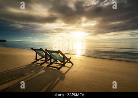 Deux chaises de plage se tenant sur la plage avec belle mer et lumière du soleil en arrière-plan à l'île de Phuket, Thaïlande. Été, Voyage, vacances et vacances c Banque D'Images