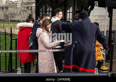 Touristes et un Beefeater à la Tour de Londres contrôle des billets par smartphone, Londres, Royaume-Uni Banque D'Images