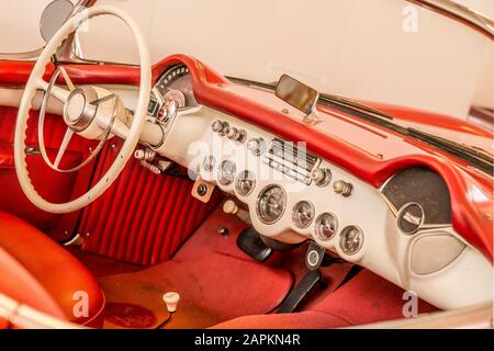 Partie avant de l'intérieur rouge d'une voiture, y compris le volant blanc Banque D'Images