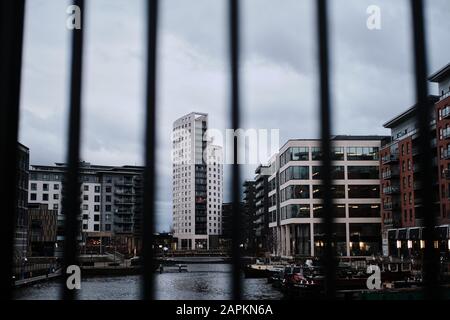 Leeds, ROYAUME-UNI - 11 janvier 2020: Tir horizontal du quai de leeds derrière les rampes dans le centre-ville près des armuries royales regardant à travers le Banque D'Images