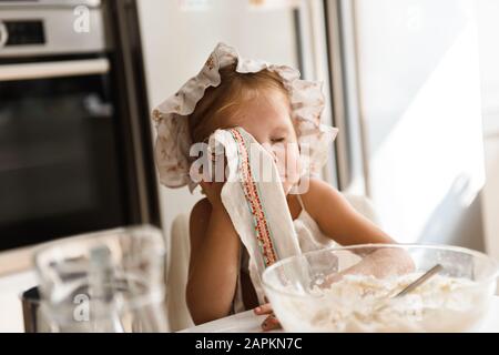 Une petite fille cuisant de la pizza dans la cuisine Banque D'Images