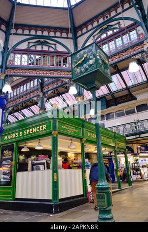 Leeds, ROYAUME-UNI - 11 janvier 2020 : photo verticale du tout premier magasin Marks and Spencer situé dans le marché intérieur du centre-ville de Leeds Banque D'Images