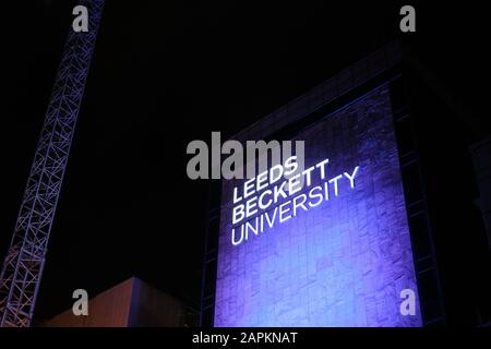 Leeds, ROYAUME-UNI - 11 janvier 2020: Gros plan horizontal de Leeds Beckett University Lite vers le haut la nuit Banque D'Images