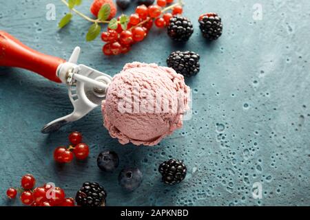 Glace à la framboise sur la pelle et les fruits frais Banque D'Images
