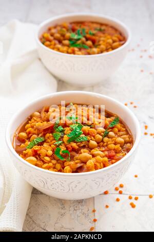 Soupe aux lentilles et aux pois chiches (lentilles rouges, pois chiches, tomates, oignons rouges, menthe) Banque D'Images