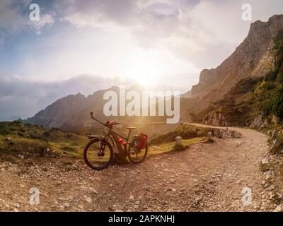 Italie, Trentin, massif du Pasubio, Alpes de Vicentine, Strada degli Eroi et Strada degli Scaribbi, vélo de montagne électrique avec caméra sur route de montagne Banque D'Images