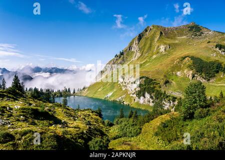 Allemagne, Bavière, Alpes d'Allgau, Oberstdorf, Seealpsee dans le paysage de montagne Banque D'Images