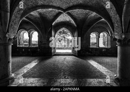 Échelle de gris tourné à l'intérieur de l'abbaye de saint galgano en toscane italie avec design de murs d'arche Banque D'Images