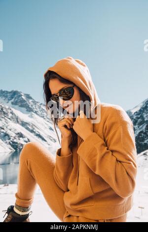 Une femme confortable donne sur une vue à couper le souffle dans les montagnes Banque D'Images